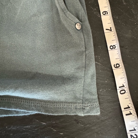 VUORI shorts in EXCELLENT CONDITION! ✨Like NEW✨lots of pockets! Zoom in 4 more: - Picture 4 of 11